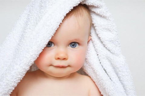 初乳很黄是不是不干净不可以喝？母乳怎么喂养杭州捐卵宝宝？